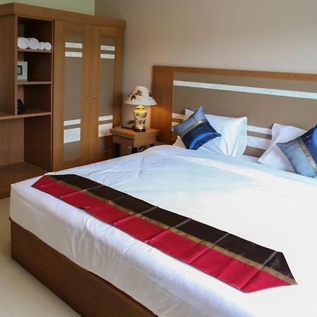 Patong V Hotel Екстер'єр фото