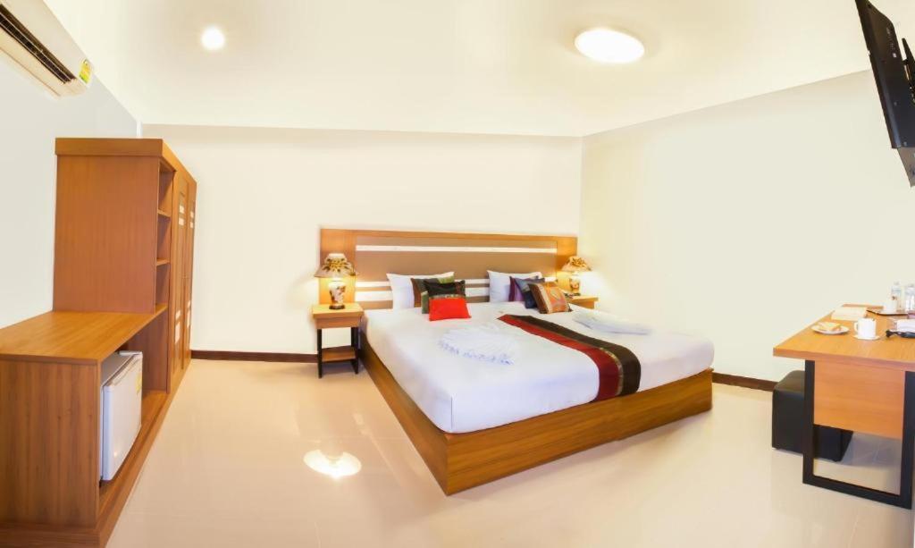 Patong V Hotel Екстер'єр фото